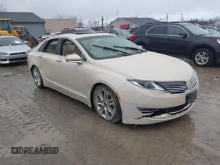 2015 Lincoln MKZ z VIN 3LN6L2J96FR618325, wystawiony jako IAAI lot #41046851 z przebiegiem Nie podano mil oraz . Historia ofert i sprzedaży dostępna na DreamBid. Obrazek 1.