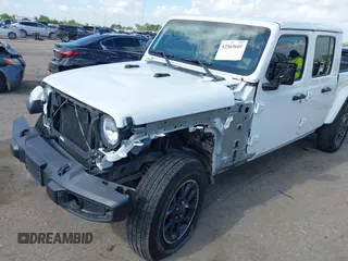 2020 Jeep Gladiator Overland z VIN 1C6HJTFGXLL180622, wystawiony jako IAAI lot #42565601 z przebiegiem 63 738 mil mil oraz . Historia ofert i sprzedaży dostępna na DreamBid. Obrazek 6.