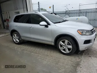 2013 Volkswagen Touareg Exec z VIN WVGEF9BP6DD002820, wystawiony jako Copart lot #59322775 z przebiegiem Nie podano mil oraz Szkoda całkowita • Salvage title. Historia ofert i sprzedaży dostępna na DreamBid. Obrazek 4.
