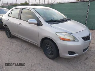 2010 Toyota Yaris z VIN JTDBT4K31A1370495, wystawiony jako IAAI lot #42437869 z przebiegiem 167 775 mil mil oraz . Historia ofert i sprzedaży dostępna na DreamBid. Obrazek 1.