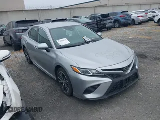 2019 Toyota Camry LE z VIN 4T1B11HK8KU829729, wystawiony jako IAAI lot #42074596 z przebiegiem 10 476 mil mil oraz . Historia ofert i sprzedaży dostępna na DreamBid. Obrazek 1.