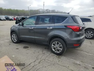 2019 Ford Escape SE z VIN 1FMCU0GD6KUB85270, wystawiony jako Copart lot #52893685 z przebiegiem 7 296 mil mil oraz Szkoda całkowita • Salvage title. Historia ofert i sprzedaży dostępna na DreamBid. Obrazek 2.