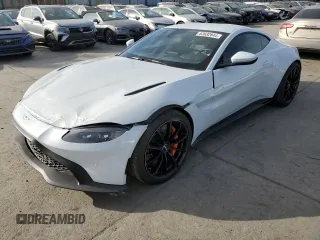 2020 Aston Martin Vantage z VIN SCFSMGAW1LGN03400, wystawiony jako Copart lot #83032844 z przebiegiem 27 500 mil mil oraz Szkody całkowita. Historia ofert i sprzedaży dostępna na DreamBid. Obrazek 1.