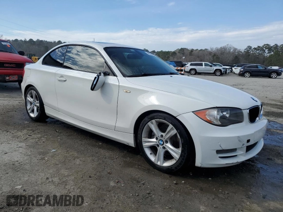 2011 BMW 1 Series 128i z VIN WBAUP7C51BVP21668, wystawiony jako Copart lot #46258635 z przebiegiem 111 911 mil mil oraz Szkody całkowita. Historia ofert i sprzedaży dostępna na DreamBid. Obrazek 4.