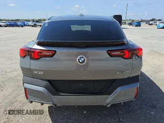 2025 BMW X2 xDrive28i z VIN WBX63GM00S5036364, wystawiony jako Copart lot #56056625 z przebiegiem 14 398 mil mil oraz Tytuł czysty. Historia ofert i sprzedaży dostępna na DreamBid. Obrazek 6.
