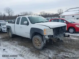 2007 Chevrolet Silverado 1500 LT w/1LT with VIN 1GCEK19J77Z645848, listed as a IAAI auction lot 41572307 with 210,226 mi miles. Bid and sale history available at carsss.com. Image 1.
