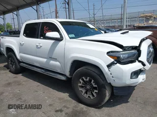 2017 Toyota Tacoma SR5 z VIN 3TMAZ5CN6HM030241, wystawiony jako IAAI lot #42357004 z przebiegiem 120 779 mil mil oraz . Historia ofert i sprzedaży dostępna na DreamBid. Obrazek 1.