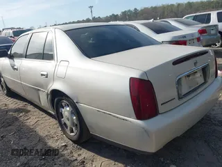 2002 Cadillac DeVille z VIN 1G6KD54Y72U218221, wystawiony jako IAAI lot #41842554 z przebiegiem 117 430 mil mil oraz . Historia ofert i sprzedaży dostępna na DreamBid. Obrazek 3.