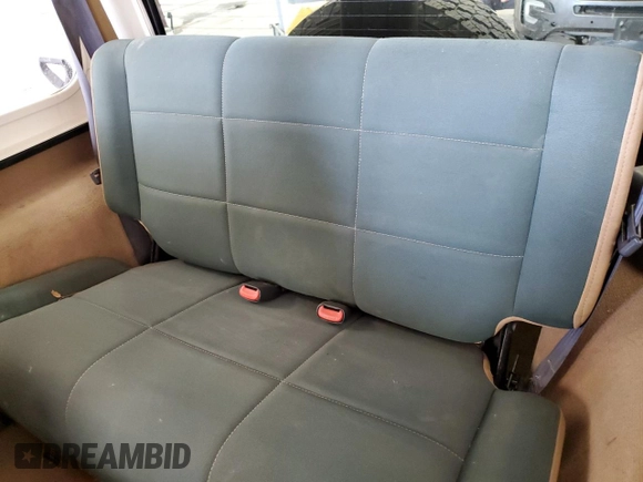 1998 Jeep Wrangler Sahara z VIN 1J4FY49S4WP728476, wystawiony jako Copart lot #53490515 z przebiegiem 272 058 mil mil oraz Czysty tytuł • Clean title. Historia ofert i sprzedaży dostępna na DreamBid. Obrazek 10.