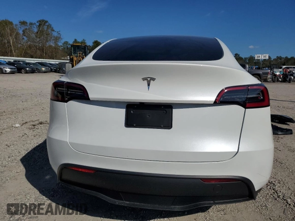 2025 Tesla Model Y Long Range with VIN 7SAYGDED3SA339079, listed as a Copart auction lot 82041424 with 1,793 mi miles and Salvage Title. Bid and sale history available at DreamBid. Image 6.