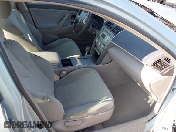 2007 Toyota Camry CE z VIN 4T1BE46K97U714024, wystawiony jako IAAI lot #42416410 z przebiegiem 218 500 mil mil oraz . Historia ofert i sprzedaży dostępna na DreamBid. Obrazek 5.