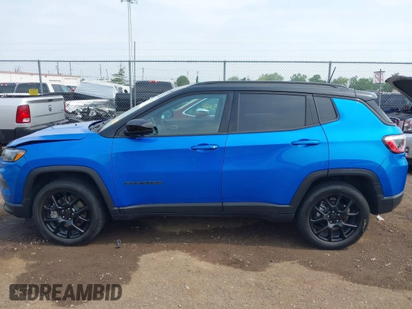 2024 Jeep Compass Latitude z VIN 3C4NJDBN4RT106311, wystawiony jako IAAI lot #42474517 z przebiegiem 9 027 mil mil oraz . Historia ofert i sprzedaży dostępna na DreamBid. Obrazek 14.