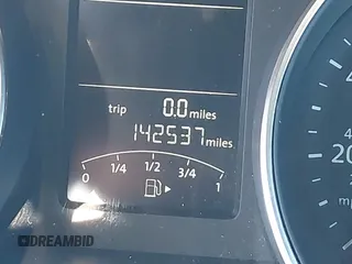 2015 Volkswagen Jetta SE z VIN 3VWD07AJ4FM285676, wystawiony jako IAAI lot #41787061 z przebiegiem 142 537 mil mil oraz . Historia ofert i sprzedaży dostępna na DreamBid. Obrazek 14.