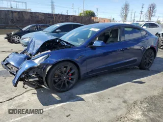 2018 Tesla Model 3 Long Range Battery z VIN 5YJ3E1EB4JF083983, wystawiony jako Copart lot #45250445 z przebiegiem 61 042 mil mil oraz Szkody całkowita. Historia ofert i sprzedaży dostępna na DreamBid. Obrazek 1.