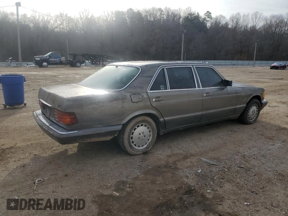 1987 Mercedes-Benz 300 with VIN WDBCB2503HA326913, listed as a Copart auction lot 45600005 with 232,194 mi miles and Clean Title. Bid and sale history available at DreamBid. Image 3.