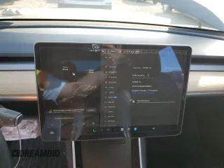 2019 Tesla Model 3 Mid Range z VIN 5YJ3E1EAXKF398909, wystawiony jako Copart lot #52504645 z przebiegiem 101 667 mil mil oraz Szkoda całkowita • Salvage title. Historia ofert i sprzedaży dostępna na DreamBid. Obrazek 9.