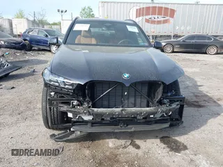 2025 BMW X5 xDrive40i z VIN 5UX23EU04S9Y37497, wystawiony jako IAAI lot #42124797 z przebiegiem 6 256 mil mil oraz . Historia ofert i sprzedaży dostępna na DreamBid. Obrazek 16.