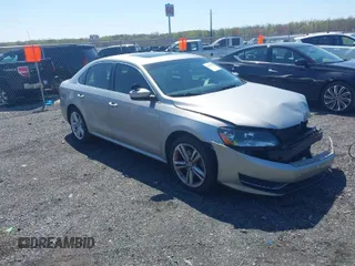 2014 Volkswagen Passat SE z VIN 1VWBN7A34EC099761, wystawiony jako IAAI lot #41988242 z przebiegiem 142 861 mil mil oraz . Historia ofert i sprzedaży dostępna na DreamBid. Obrazek 1.