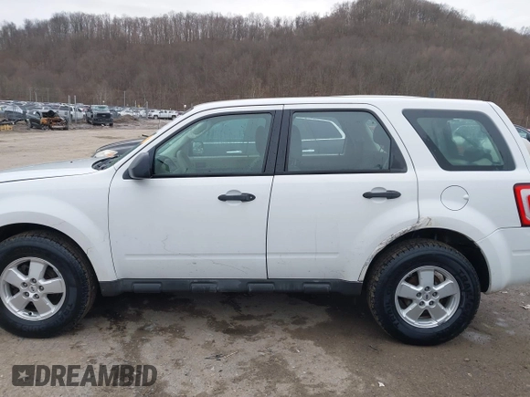 2010 Ford Escape XLS z VIN 1FMCU9C7XAKC89999, wystawiony jako IAAI lot #41506494 z przebiegiem 242 078 mil mil oraz . Historia ofert i sprzedaży dostępna na DreamBid. Obrazek 14.