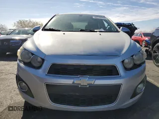 2015 Chevrolet Sonic LTZ z VIN 1G1JE5SBXF4100957, wystawiony jako Copart lot #46515715 z przebiegiem 117 258 mil mil oraz Czysty tytuł • Clean title. Historia ofert i sprzedaży dostępna na DreamBid. Obrazek 5.