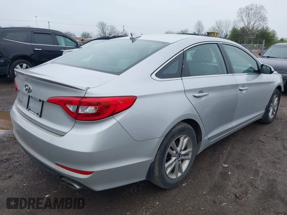 2016 Hyundai Sonata SE z VIN 5NPE24AF2GH392177, wystawiony jako IAAI lot #41956695 z przebiegiem 108 840 mil mil oraz . Historia ofert i sprzedaży dostępna na DreamBid. Obrazek 4.