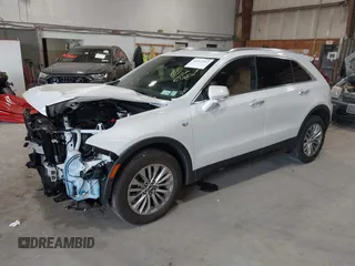 2024 Cadillac XT4 AWD Premium Luxury z VIN 1GYFZDR47RF206465, wystawiony jako IAAI lot #42562562 z przebiegiem 5 951 mil mil oraz . Historia ofert i sprzedaży dostępna na DreamBid. Obrazek 18.