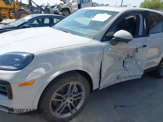 2024 Porsche Cayenne z VIN WP1AA2AY5RDA02624, wystawiony jako IAAI lot #42205528 z przebiegiem Nie podano mil oraz . Historia ofert i sprzedaży dostępna na DreamBid. Obrazek 6.