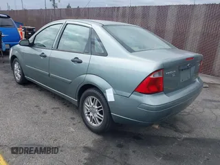 2005 Ford Focus S with VIN 1FAFP34N15W115018, listed as a IAAI auction lot 42078355 with 177,506 mi miles. Bid and sale history available at carsss.com. Image 3.