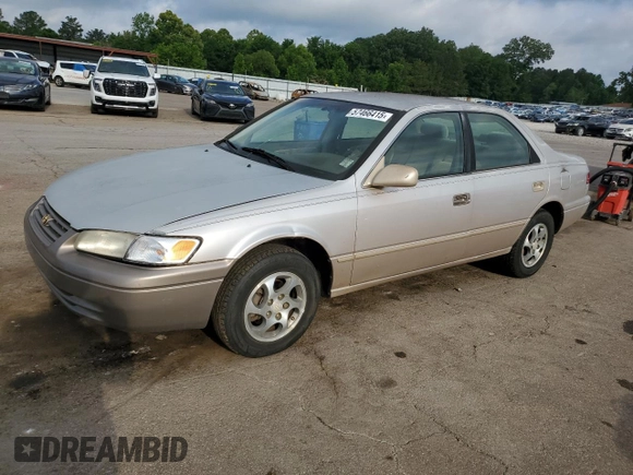 1997 Toyota Camry LE z VIN 4T1BG22K6VU815524, wystawiony jako Copart lot #57466415 z przebiegiem Nie podano mil oraz Szkoda całkowita • Salvage title. Historia ofert i sprzedaży dostępna na DreamBid. Obrazek 1.