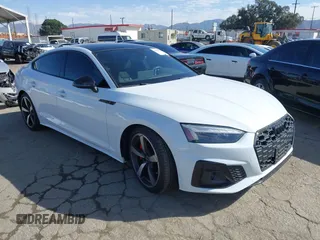 2022 Audi A5 Sportback S line Premium Plus z VIN WAUFACF5XNA023313, wystawiony jako IAAI lot #41655069 z przebiegiem 23 984 mil mil oraz . Historia ofert i sprzedaży dostępna na DreamBid. Obrazek 1.