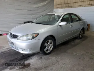 2005 Toyota Camry STD z VIN 4T1BE32K45U532292, wystawiony jako Copart lot #57209725 z przebiegiem 238 933 mil mil oraz Czysty tytuł • Clean title. Historia ofert i sprzedaży dostępna na DreamBid. Obrazek 1.