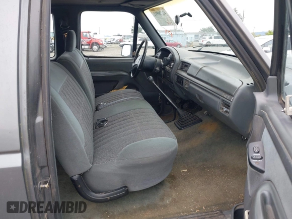 1993 Ford F-250 z VIN 1FTHX26G9PKB42392, wystawiony jako IAAI lot #42320912 z przebiegiem Nie podano mil oraz . Historia ofert i sprzedaży dostępna na DreamBid. Obrazek 5.