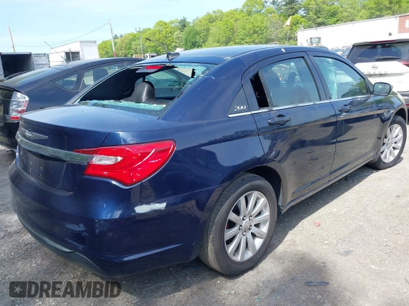 2014 Chrysler 200 Limited z VIN 1C3CCBCG2EN192433, wystawiony jako IAAI lot #42211314 z przebiegiem 158 668 mil mil oraz . Historia ofert i sprzedaży dostępna na DreamBid. Obrazek 4.