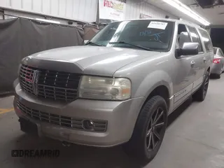 2007 Lincoln Navigator z VIN 5LMFL28597LJ11032, wystawiony jako IAAI lot #42250797 z przebiegiem 248 112 mil mil oraz . Historia ofert i sprzedaży dostępna na DreamBid. Obrazek 2.