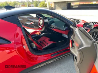 2021 Ferrari SF90 z VIN ZFF95NLA4M0265120, wystawiony jako Copart lot #55701215 z przebiegiem 5000 mil mil oraz Szkody całkowita. Historia ofert i sprzedaży dostępna na DreamBid. Obrazek 5.