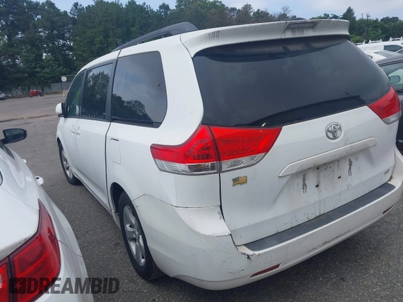 2011 Toyota Sienna LE AAS z VIN 5TDKK3DC7BS051343, wystawiony jako IAAI lot #42611095 z przebiegiem 211 223 mil mil oraz . Historia ofert i sprzedaży dostępna na DreamBid. Obrazek 3.