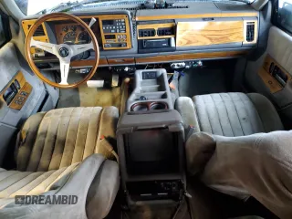 1992 Chevrolet Suburban z VIN 1GNGK26K8NJ330202, wystawiony jako Copart lot #85204074 z przebiegiem 266 388 mil mil oraz Czysty tytuł • Clean title. Historia ofert i sprzedaży dostępna na DreamBid. Obrazek 8.