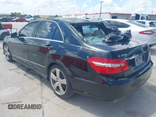 2011 Mercedes-Benz E 350 Luxury z VIN WDDHF8HB1BA445713, wystawiony jako IAAI lot #42233230 z przebiegiem 171 807 mil mil oraz . Historia ofert i sprzedaży dostępna na DreamBid. Obrazek 3.
