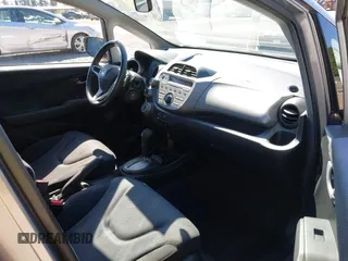 2009 Honda Fit Sport z VIN JHMGE88489S001452, wystawiony jako IAAI lot #42316783 z przebiegiem 129 856 mil mil oraz . Historia ofert i sprzedaży dostępna na DreamBid. Obrazek 5.