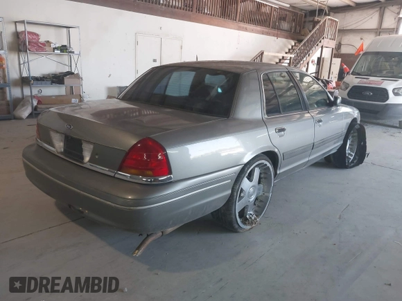 2000 Ford Crown Victoria LX z VIN 2FAFP74W8YX142015, wystawiony jako IAAI lot #41767918 z przebiegiem 257 728 mil mil oraz . Historia ofert i sprzedaży dostępna na DreamBid. Obrazek 4.