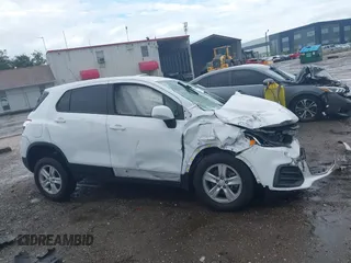 2022 Chevrolet Trax LS z VIN KL7CJNSM7NB543376, wystawiony jako IAAI lot #42245284 z przebiegiem 74 681 mil mil oraz . Historia ofert i sprzedaży dostępna na DreamBid. Obrazek 14.