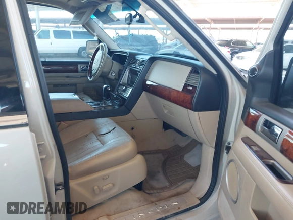 2005 Lincoln Navigator Luxury with VIN 5LMFU28545LJ08551, listed as a IAAI auction lot 42049401 with 160,932 mi miles. Bid and sale history available at carsss.com. Image 5.