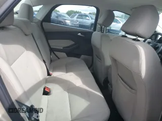2017 Ford Focus SE z VIN 1FADP3F2XHL335127, wystawiony jako Copart lot #56119005 z przebiegiem 58 272 mil mil oraz Szkoda całkowita • Salvage title. Historia ofert i sprzedaży dostępna na DreamBid. Obrazek 10.
