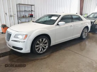 2014 Chrysler 300 z VIN 2C3CCAAG8EH381206, wystawiony jako IAAI lot #42279538 z przebiegiem 136 796 mil mil oraz . Historia ofert i sprzedaży dostępna na DreamBid. Obrazek 2.