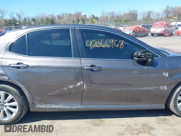 2019 Toyota Camry LE z VIN 4T1B11HK9KU245615, wystawiony jako IAAI lot #42066968 z przebiegiem 130 042 mil mil oraz . Historia ofert i sprzedaży dostępna na DreamBid. Obrazek 14.