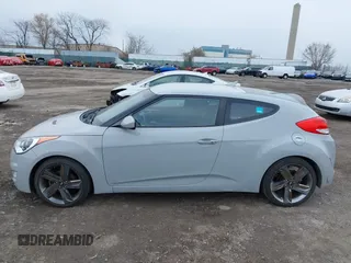 2013 Hyundai Veloster w/Gray Int z VIN KMHTC6AD3DU140949, wystawiony jako IAAI lot #41883011 z przebiegiem 108 247 mil mil oraz . Historia ofert i sprzedaży dostępna na DreamBid. Obrazek 14.