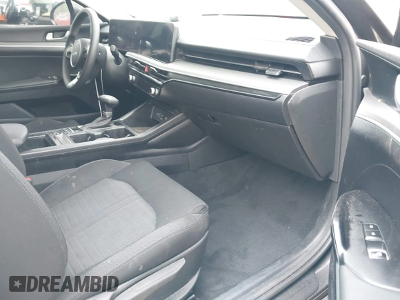 2025 Kia K5 LXS z VIN KNAG24J77S5316431, wystawiony jako IAAI lot #42072969 z przebiegiem 14 413 mil mil oraz . Historia ofert i sprzedaży dostępna na DreamBid. Obrazek 5.