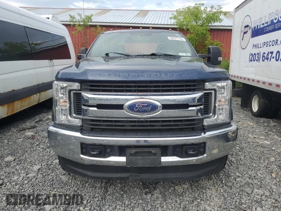 2019 Ford F-250 XL with VIN 1FT7X2BT1KEE95571, listed as a Copart auction lot 62677135 with 136,344 mi miles and Salvage title. Bid and sale history available at DreamBid. Image 5.