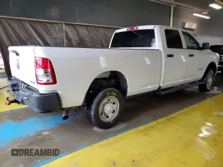 2022 Ram 2500 Tradesman z VIN 3C6UR5HJ9NG298656, wystawiony jako Copart lot #57645875 z przebiegiem 100 101 mil mil oraz Czysty tytuł • Clean title. Historia ofert i sprzedaży dostępna na DreamBid. Obrazek 3.