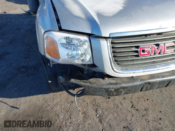 2005 GMC Envoy SLE with VIN 1GKDT13S452194933, listed as a IAAI auction lot 41426512 with 176,897 mi miles. Bid and sale history available at carsss.com. Image 6.